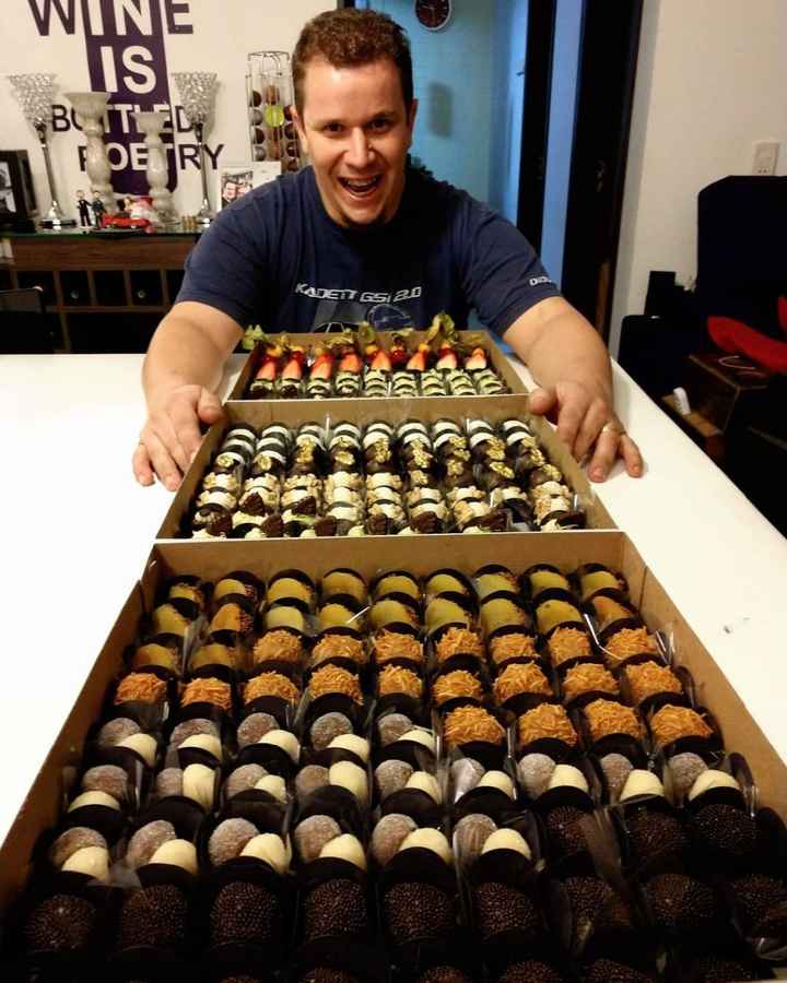 Imagem do meu noivo e os docinhos que compramos para experimentar os da festa kkk