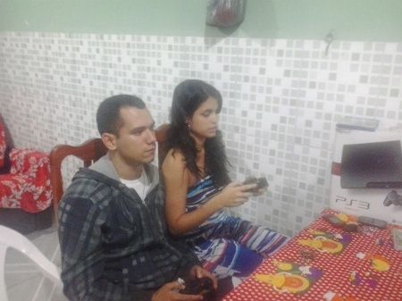 E a gente se amarra em jogar ps3 *-* rs 