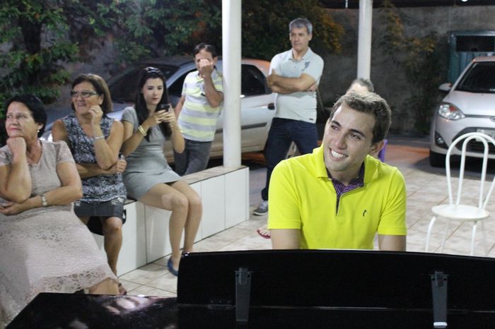 piano 3 - olha a cara do meu pai lá atrás, de braço cruzado kkk