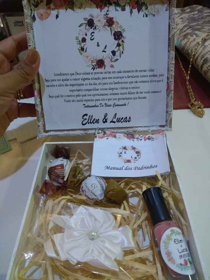 Caixinha dos padrinhos, peguei algumas dicas na internet, criei o manuel e improvisei uma lembrancin