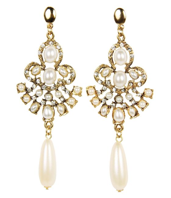 Brinco longo dourado com pérolas