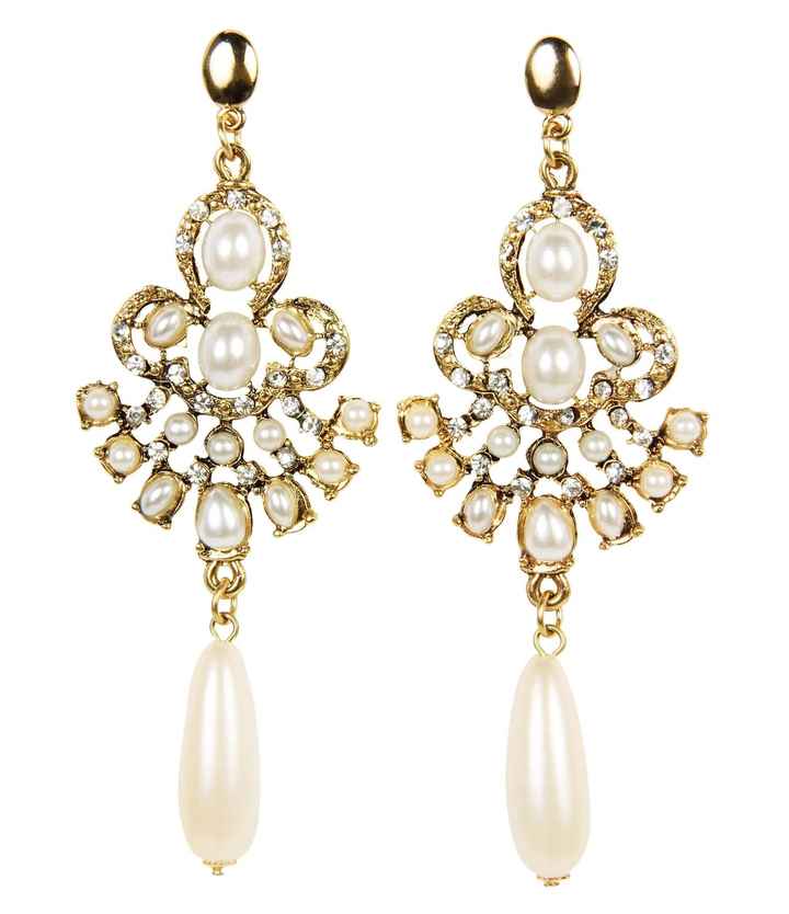 Brinco longo dourado com pérolas