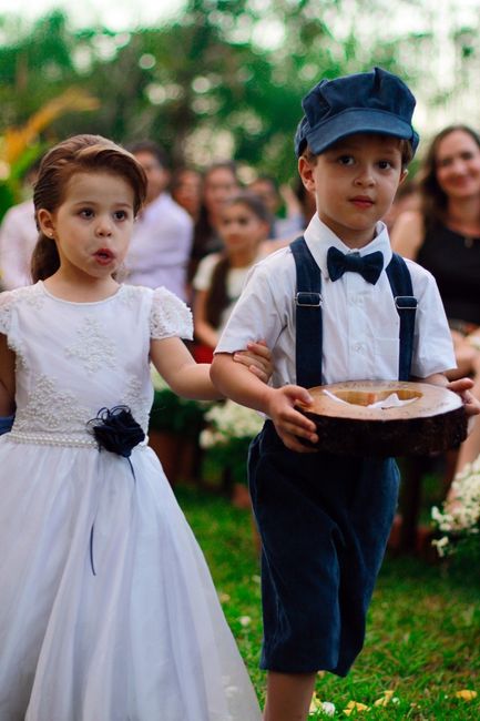 Miguel e Anna ( meus sobrinhos) ele com as alianças e ela com um arranjo