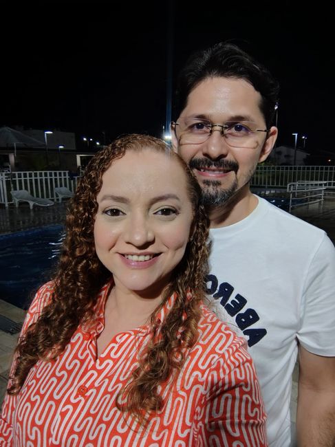 "Em cada olhar, a promessa de um futuro juntos."
