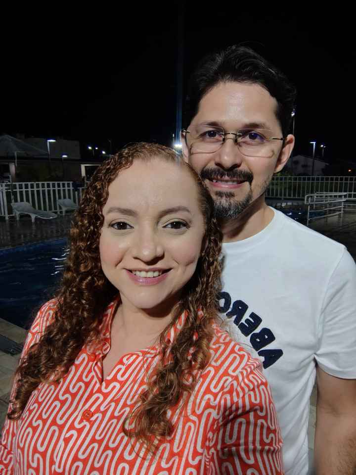 "Em cada olhar, a promessa de um futuro juntos."