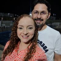 "Em cada olhar, a promessa de um futuro juntos."