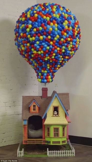 A daminha entra levando a casinha do Up