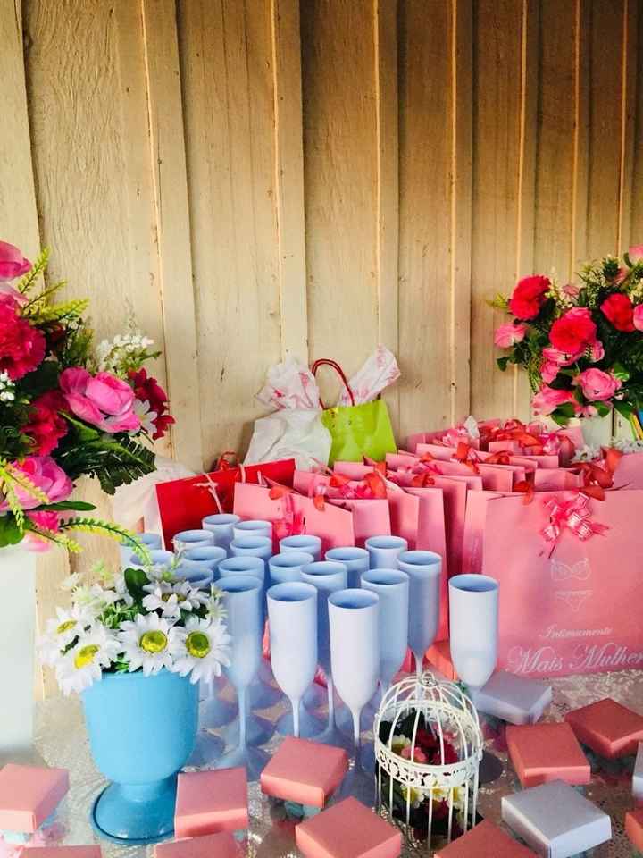 Minhas amigas e madrinhas, cuidaram de toda a decoração, única coisa que forneci foi a toalha de mes