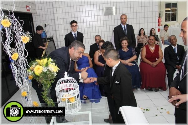 Pagens fazendo a entrega das alianças