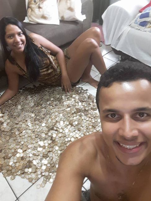 Casal junta 10 mil reais em moedas para festa de casamento! 1