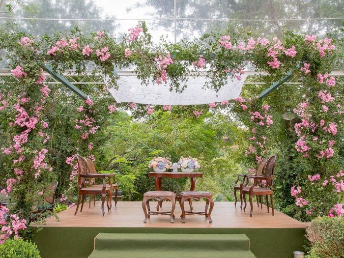 Arcos de flores no casamento : do altar aos penteados! 8