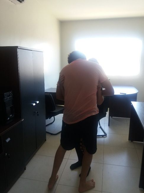Tinhamos acabado de limpar nosso escritório pela primeira vez, no dia seguinte foi nosso 1º dia de t
