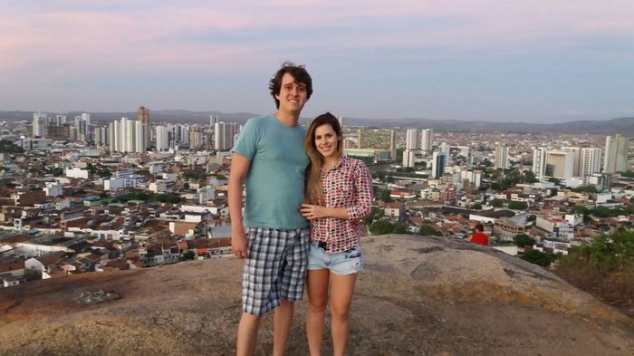 Estávamos em Caruaru-PE, fomos pra o aniversário de 15 anos da prima dele, o curioso nessa foto é qu