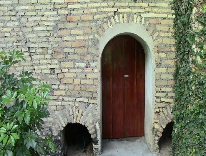Entrada dos quartos, aí era onde assava os tijolos e as cerâmicas, essas portinhas pequeninas era po