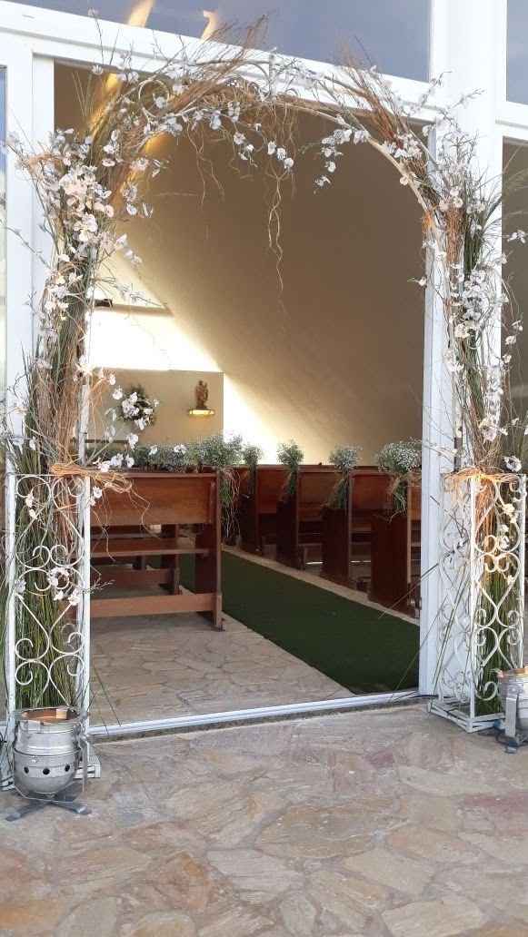 arco na entrada da igreja