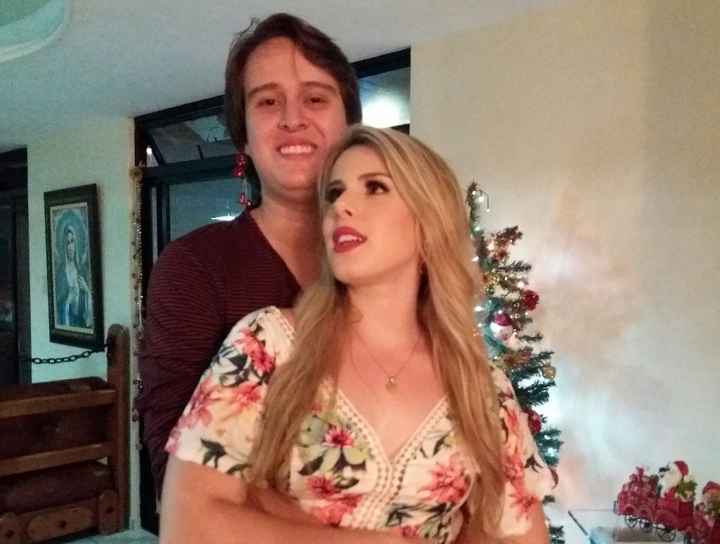Aqui sou eu plena no natal, brigando com ele porque ele tava apertando minha barriga na hora da foto