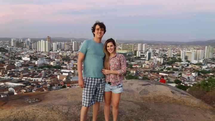 Estávamos em Caruaru-PE, fomos pra o aniversário de 15 anos da prima dele, o curioso nessa foto é qu