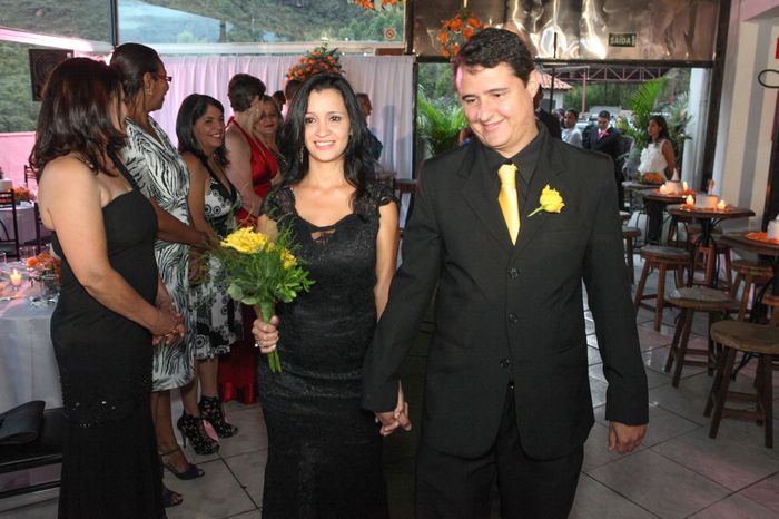 PADRINHOS COM GRAVATA E FLOR DE LAPELA DA COR DO SAPATO E DO BOUQUÊT DA MADRINHA