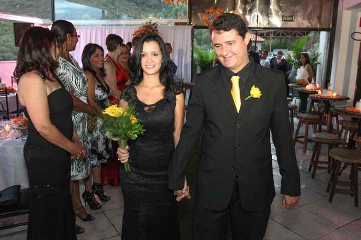PADRINHOS COM GRAVATA E FLOR DE LAPELA DA COR DO SAPATO E DO BOUQUÊT DA MADRINHA