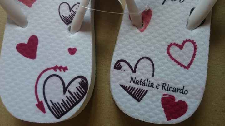 Detalhes. Não queria os nomes no chinelo e nem iniciais, mas vi uma foto que a noivinha tinha coloca