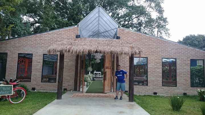 Entrada da capela com noivo fazendo gracinha...