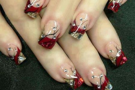 3 - Unhas decoradas em vermelho