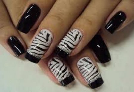 4 - Unhas decoradas em preto