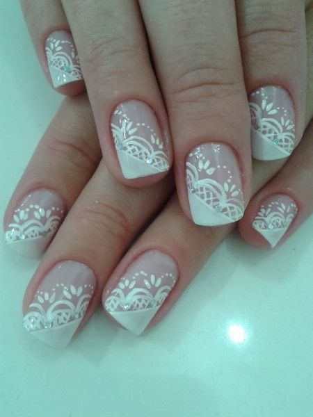 8 - Unhas decoradas em branco