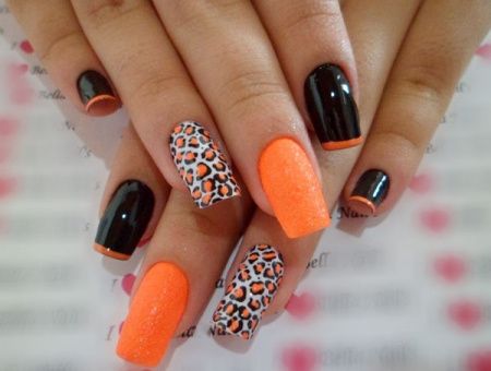 9 - Unhas decoradas em adesivo