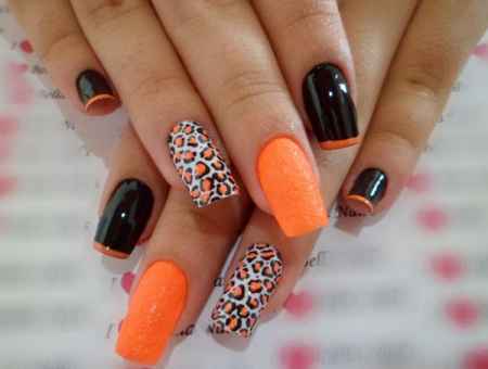 9 - Unhas decoradas em adesivo 