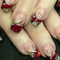 3 - Unhas decoradas em vermelho
