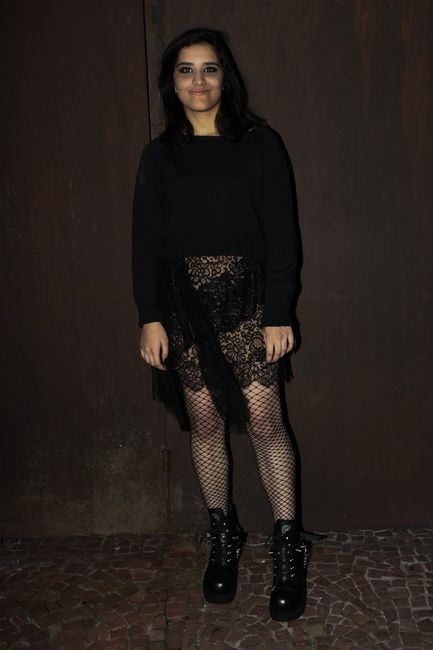 Filha de Letícia Sabatella vai com visual dark ao casamento da mãe