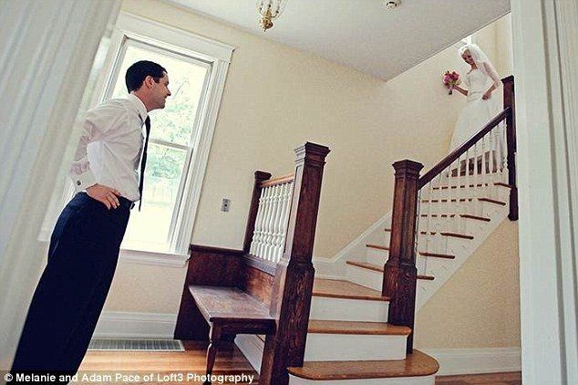 Viúvo recria com a filha de três anos as fotos tiradas no dia de seu casamento