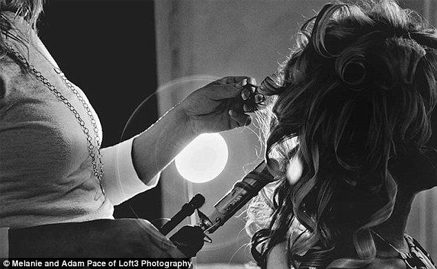 Viúvo recria com a filha de três anos as fotos tiradas no dia de seu casamento