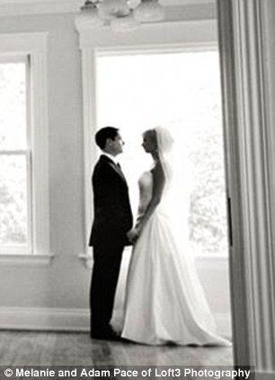 Viúvo recria com a filha de três anos as fotos tiradas no dia de seu casamento