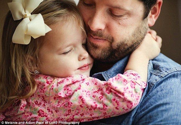 Viúvo recria com a filha de três anos as fotos tiradas no dia de seu casamento
