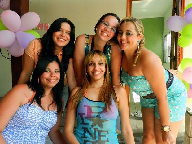 Grupo de 5 mulheres faz 'casamento' para selar laço de amizade de 16 anos
