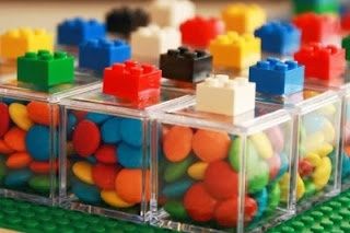Caixinha com lego e docinhos