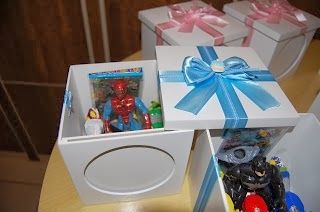Caixinha com brinquedos e doces