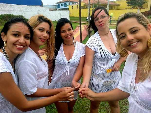 Grupo de 5 mulheres faz 'casamento' para selar laço de amizade de 16 anos