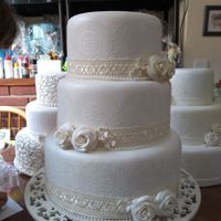 O bolo tem 36 cm de altura, a base menor 20 cm e a maior 40 cm