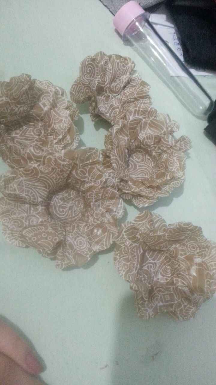 Forminhas de papel seda - usei tubete e cola branca 