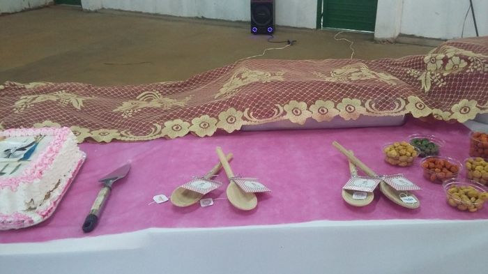 As lembrancinhas foram colher de pau, batedor de bife preso neles tinha um saquinho de chá com o agr
