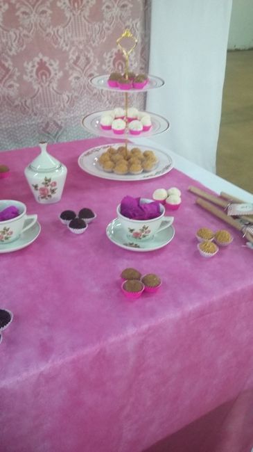 O suporte de doces comprei no AliXpress, veio a armação com parafusos e roscas, comprei pratos de me