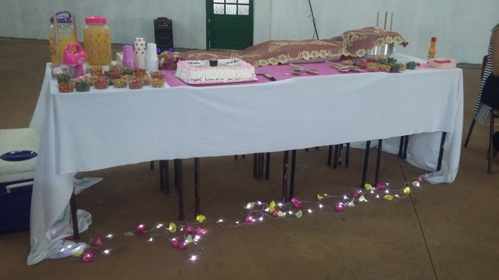 Na mesa de salgados coloquei pisca pisca com flores artificiais para dar um toque a mais.