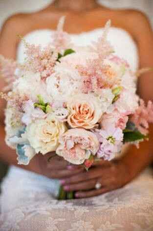 E ai noivinhas que vão se casar na igreja. a pergunta é: buque de flores naturais ou buque artificia