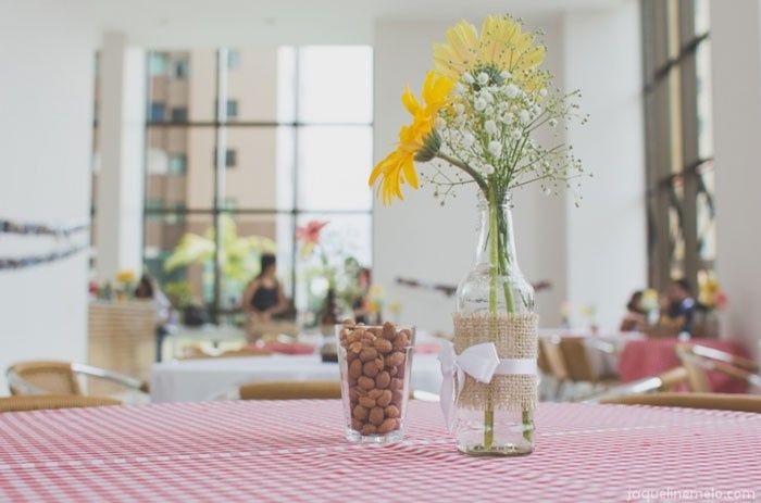 Pensei em deixar na mesa já a decoração com o amendoim, olha que fofura.. Ai na garrafinha só precis