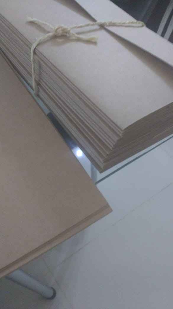 Primeiro passo foi dobrar para deixar o A4 em formato de envelope