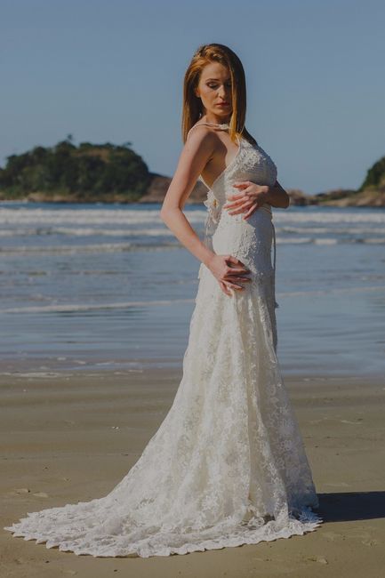 Eu estou apaixonada por este vestido Boho para casar na praia.
