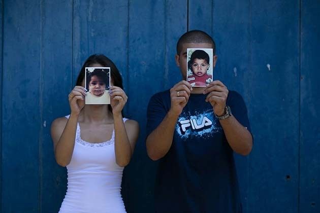 Cobrindo os rostos com fotos de quando criança...